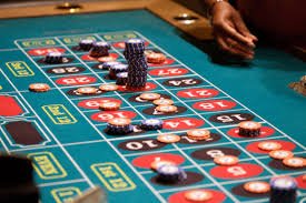 Table games casino seperti blackjack dan baccarat yang dimainkan secara interaktif